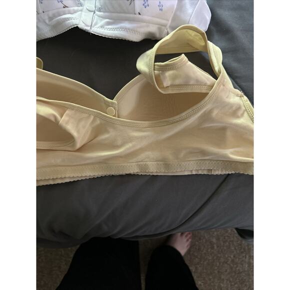 Lot Of (2) Soft Cup Bras. Size XL. Snap Front Closure. Yellow and floral - Picture 3 of 3